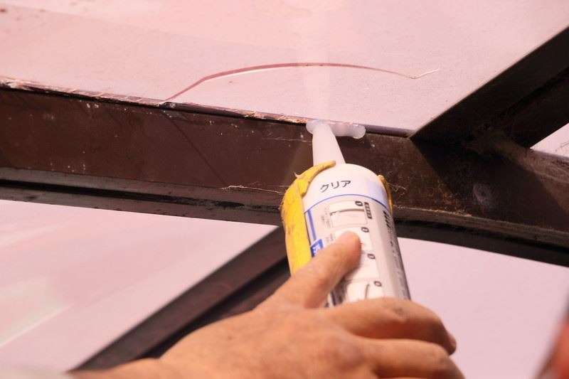 雨漏り工事は自分でコーキング材を塗ればできる？